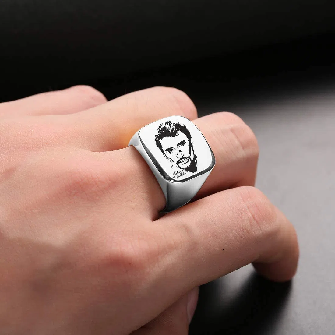 Johnny Hallyday Bague Chevalière Homme Acier Inoxydable Anneau Bague Sceau avec Signature Johnny Le Boss Rock