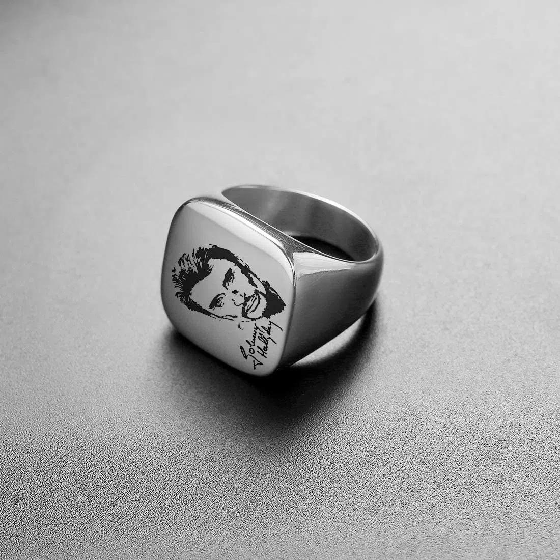 Johnny Hallyday Bague Chevalière Homme Acier Inoxydable Anneau Bague Sceau avec Signature Johnny Le Boss Rock