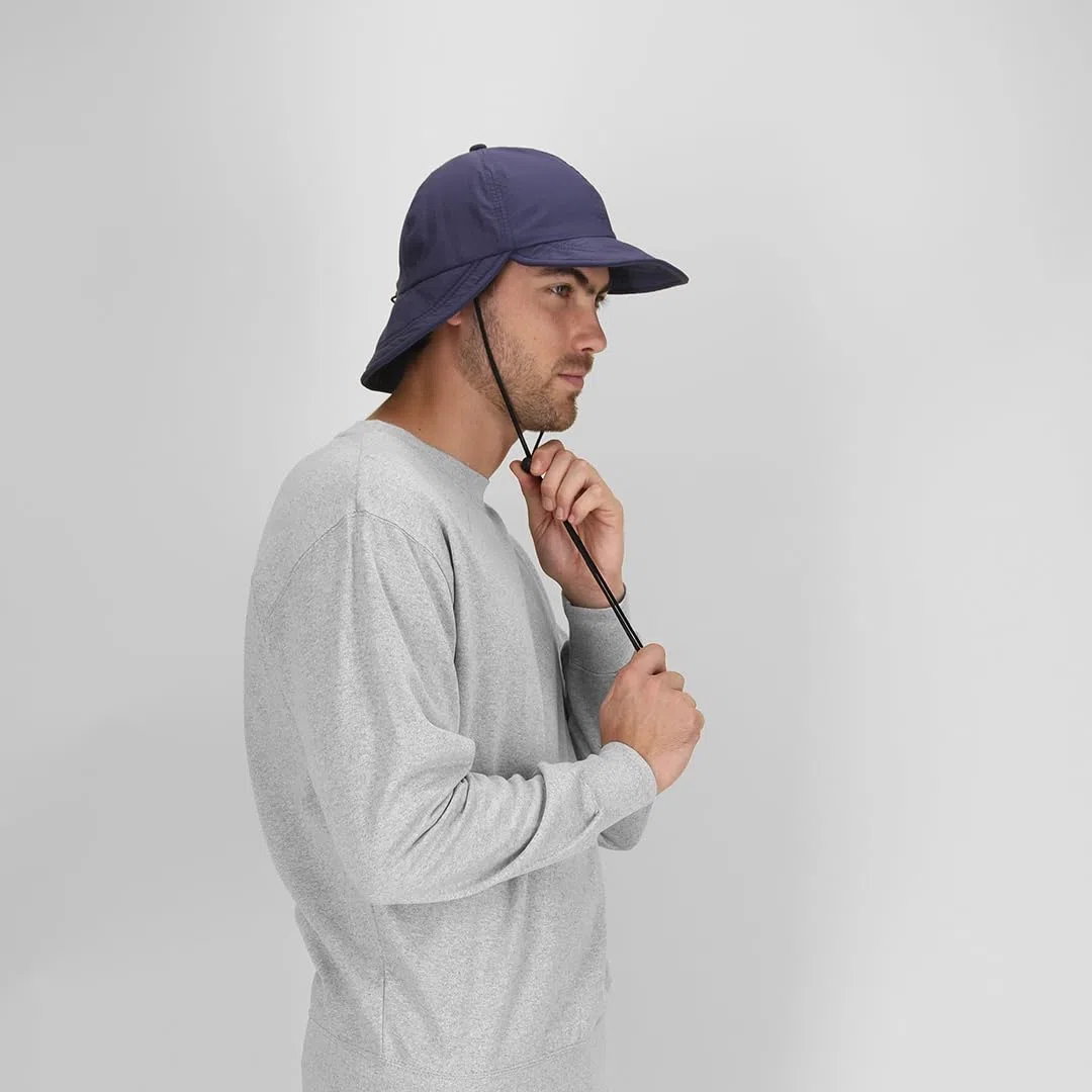 Casquette avec protection du cou, 6 panneaux, visière et rabat arrière, cordon réglable, polyester